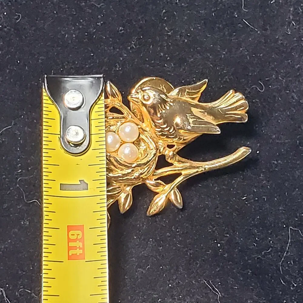Elegant Mother Bird 3 Eggs Faux Pearls Gold Tone Brooch Pin Unsigned 1
